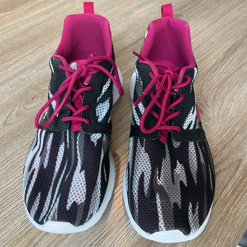 NWOT-Nike Girls Black & White Mesh Stripe with Dark Pink Trim - Picture 3 of 9